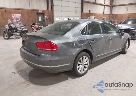 2013 Volkswagen Passat 2.5L Sel Premium z USA, uszkodzony, nr VIN 1VWCP7A33DC033117